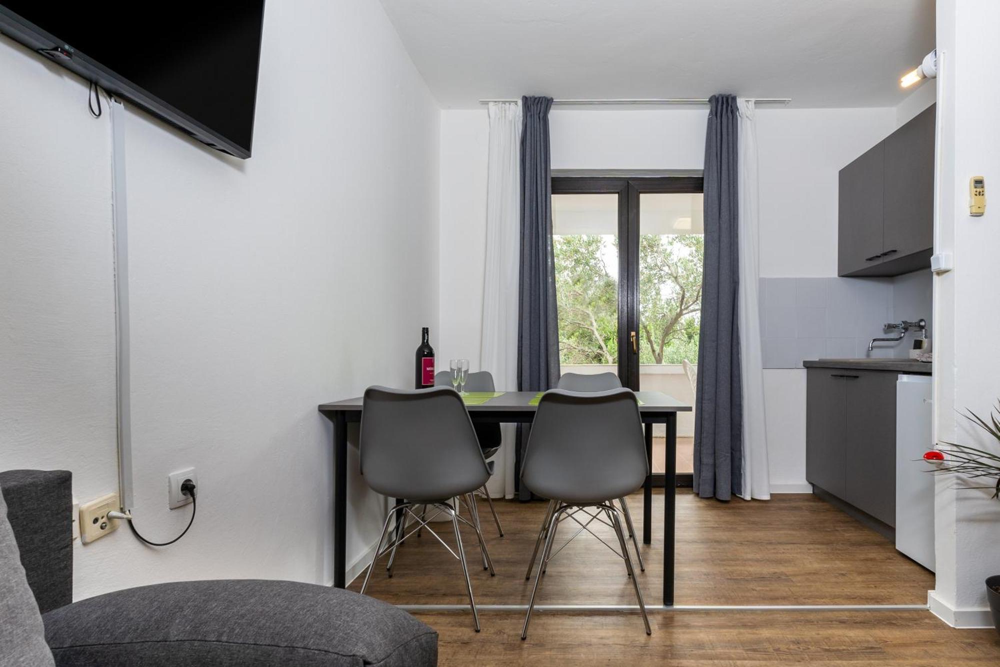 Apartments Dida Sime Starigrad Paklenica Rom bilde